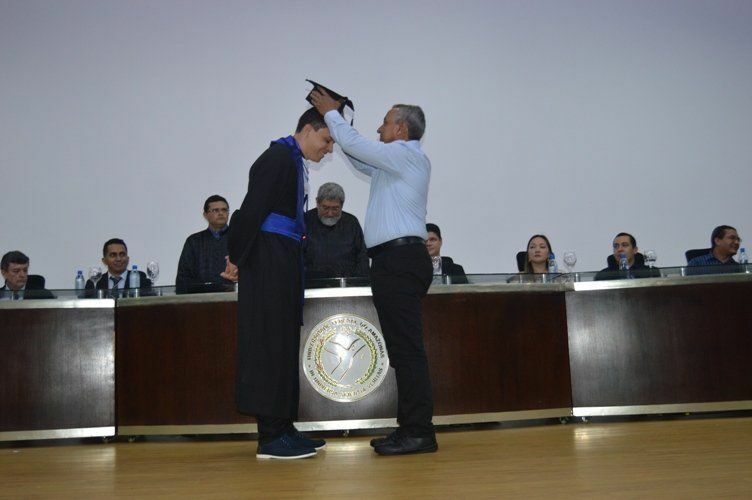Emoção ao receber o diploma e agradecer aos familiares pela confiança na escolha acadêmica